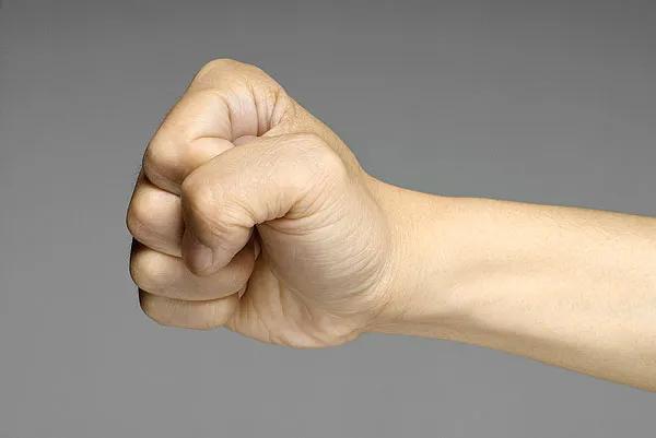 别人殴打你，2种情况，可任意还手，不负法律责任