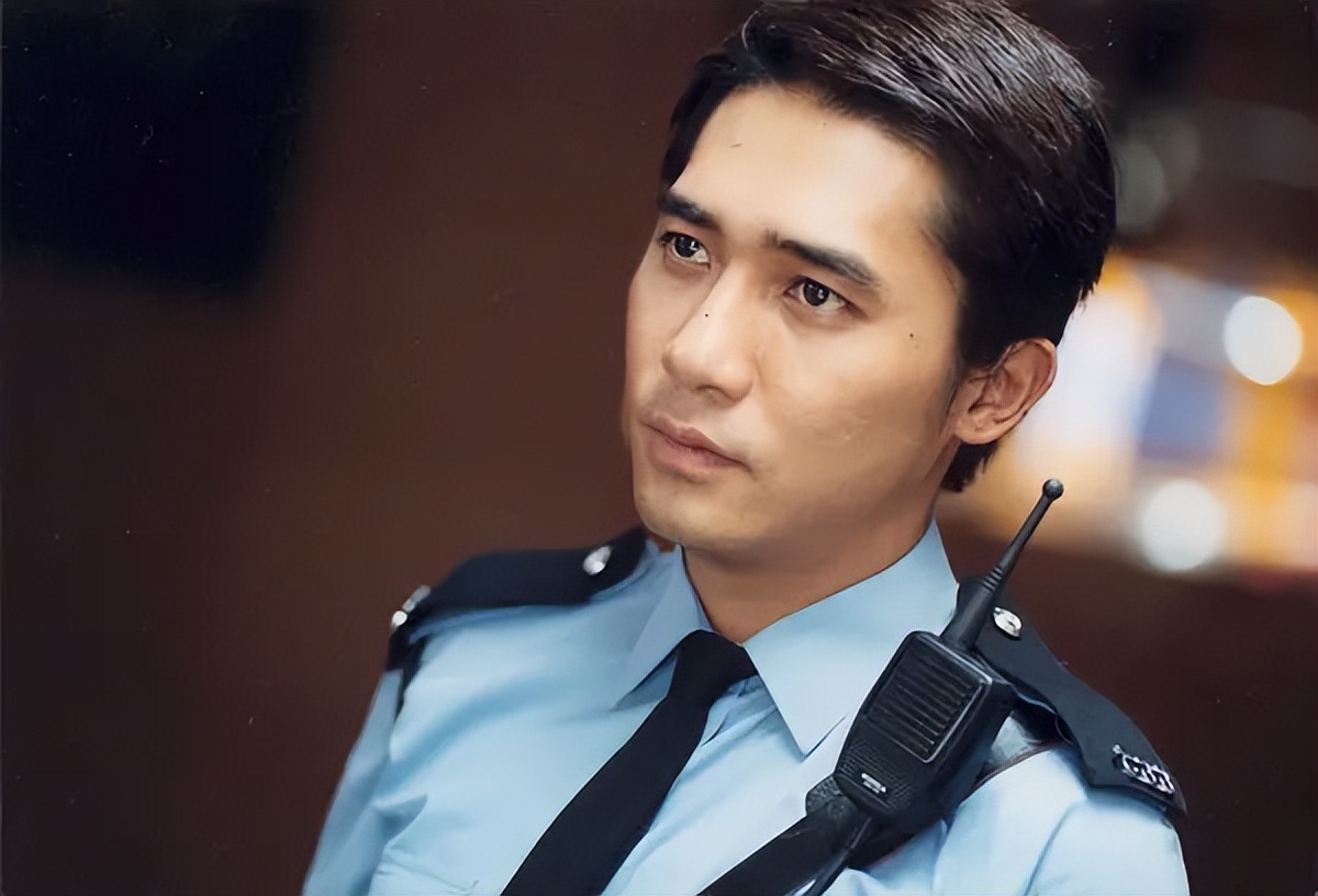 刘嘉玲与梁朝伟恩爱合照穿小香风,刘嘉玲梁朝伟红毯动图