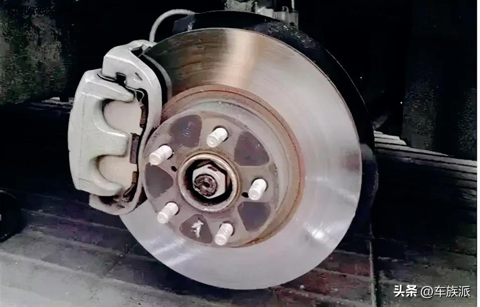 车子停放一年多了还能开吗,长期停放的车有这几点要注意了