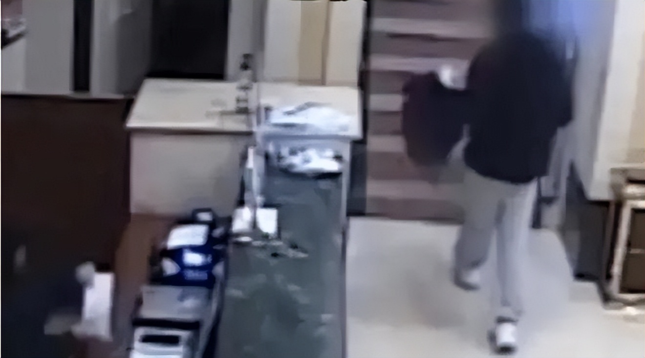 19岁小鲜肉花1300元包夜31岁*女熟**，结果后悔不已，竟然跑去报警！