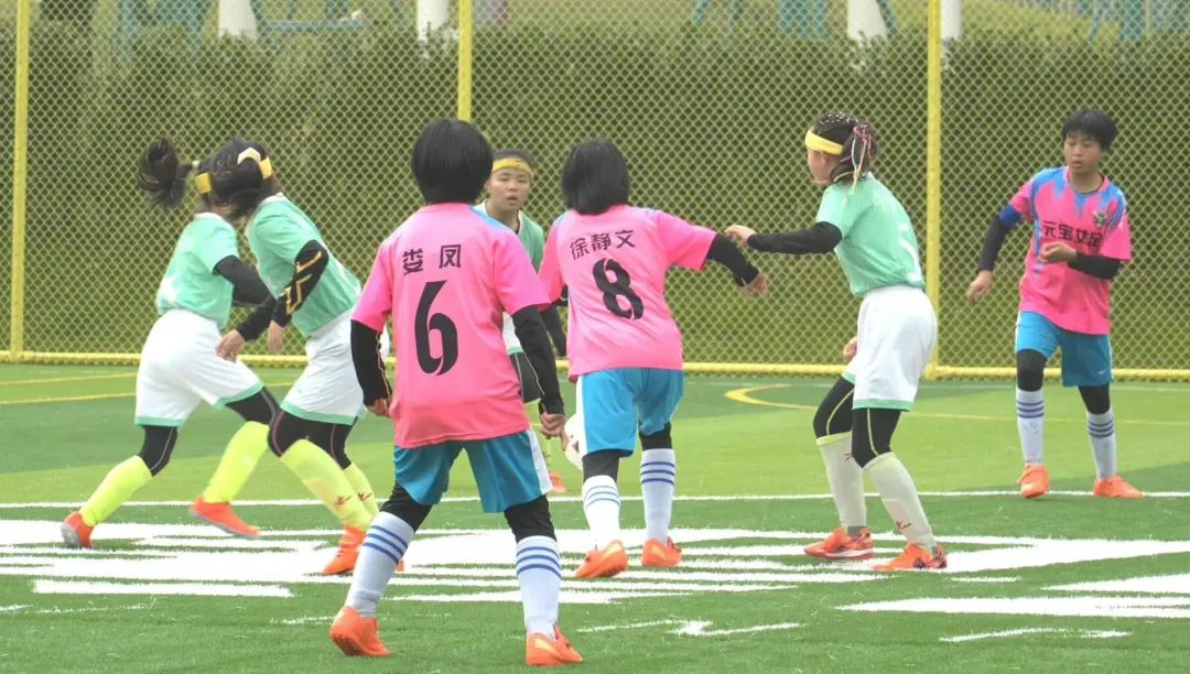 一个胖子辅导女孩,一个胖子教打球