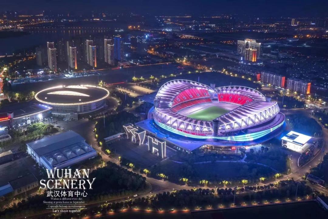 武汉体育中心体育馆人数,众多游客前来打卡