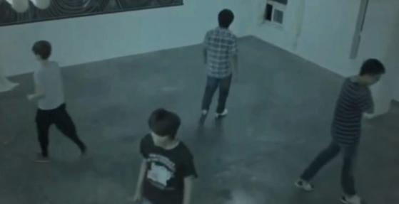 网红主播树林挑战灵异事件：用血给纸人点睛，在死过人的路口烧香