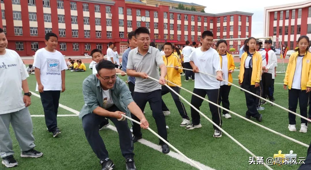 锡林浩特市第三小学体操表演,小学户外体育活动高年级