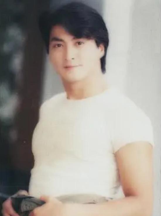 何家劲真相国语,何家劲为什么这么年轻