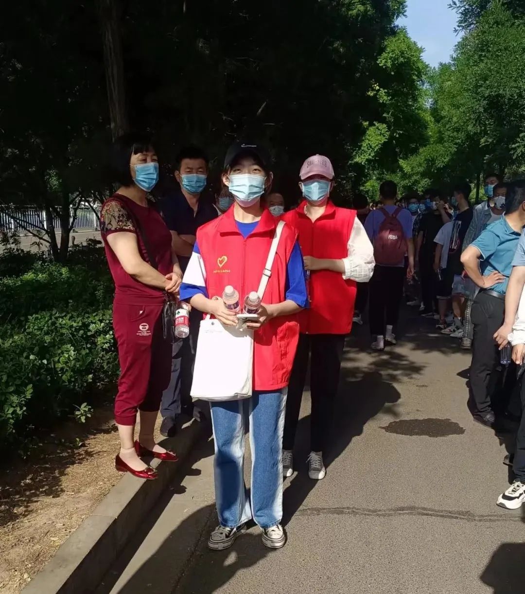 介休青志协红马甲为你护航，愿你旗开得胜，未来闪闪发光