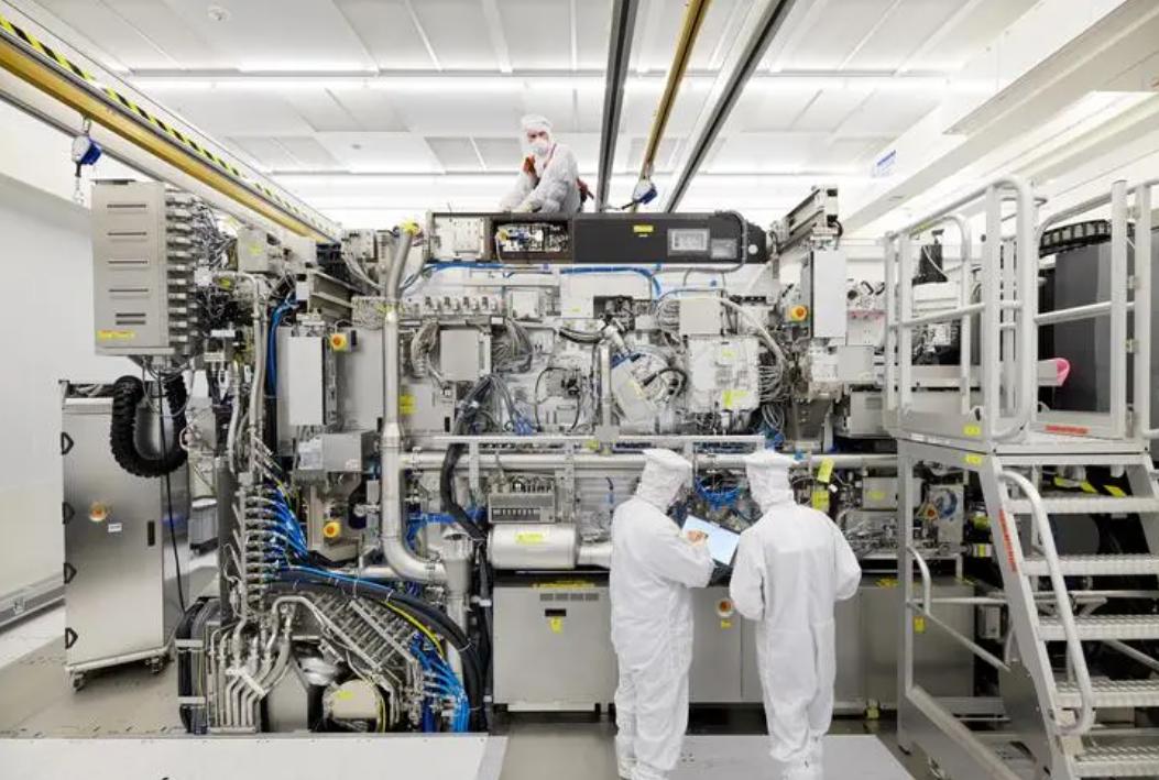 光刻机巨头asml谈芯片,中国携手光刻机巨头asml