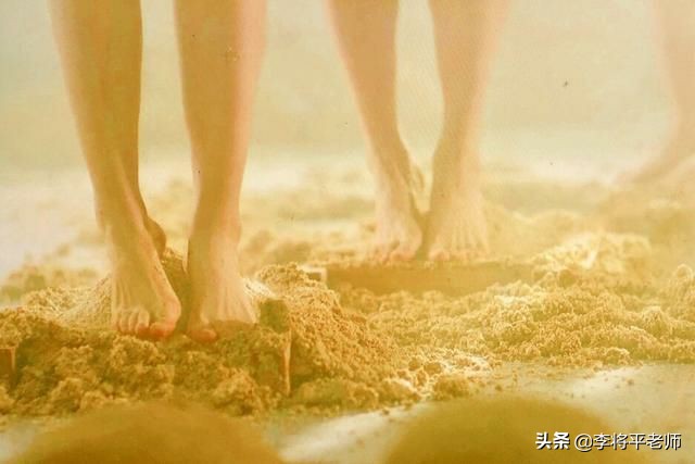 男足踩土坑酸菜，女足踩国酒茅台，都是用脚踩为何待遇不同？