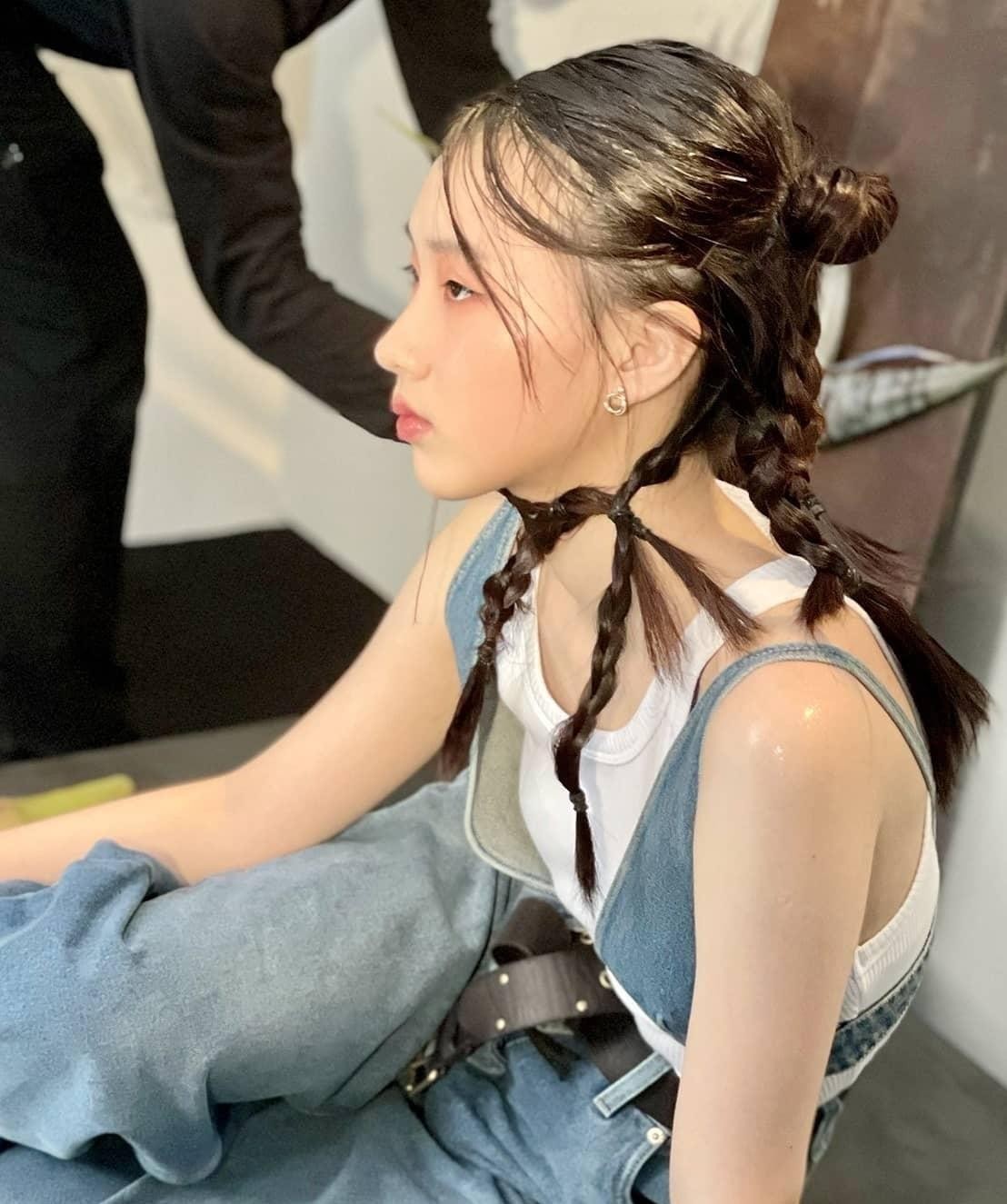 小S大女儿许曦文居家穿白T，解锁新穿法，搭配高腰运动裤好显瘦