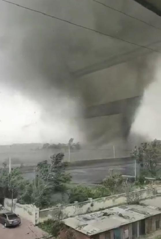 辽宁龙卷风最新消息,罕见的巨型龙卷风视频