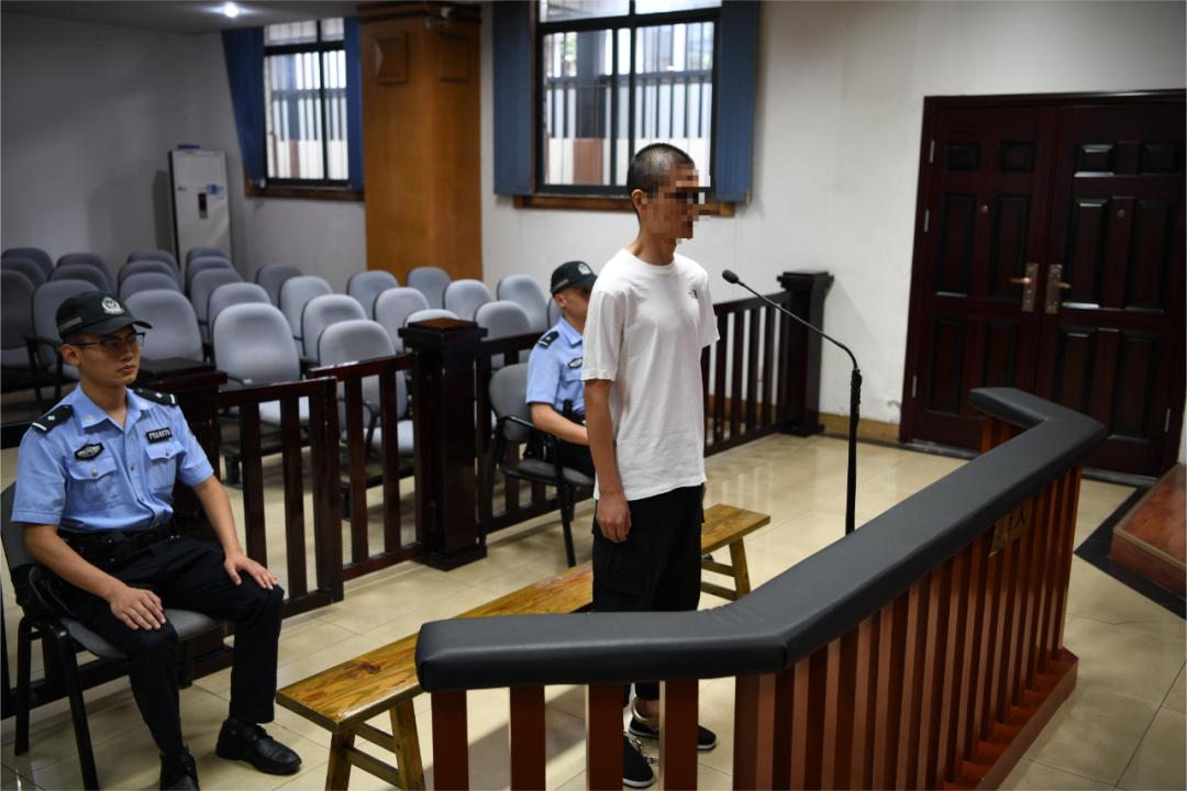 光天化日之下！男子竟然在公交车上猥亵小学生10分钟！判了！