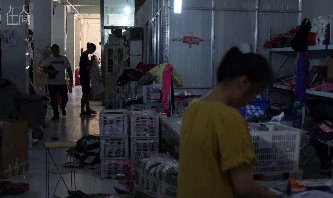 天地间丨情趣内衣小镇的女农民工每天往返于工厂和田间地头