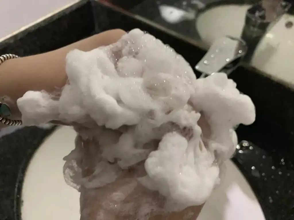 洗完澡身上痒还起皮是怎么回事,洗完澡皮肤干燥起皮浑身痒