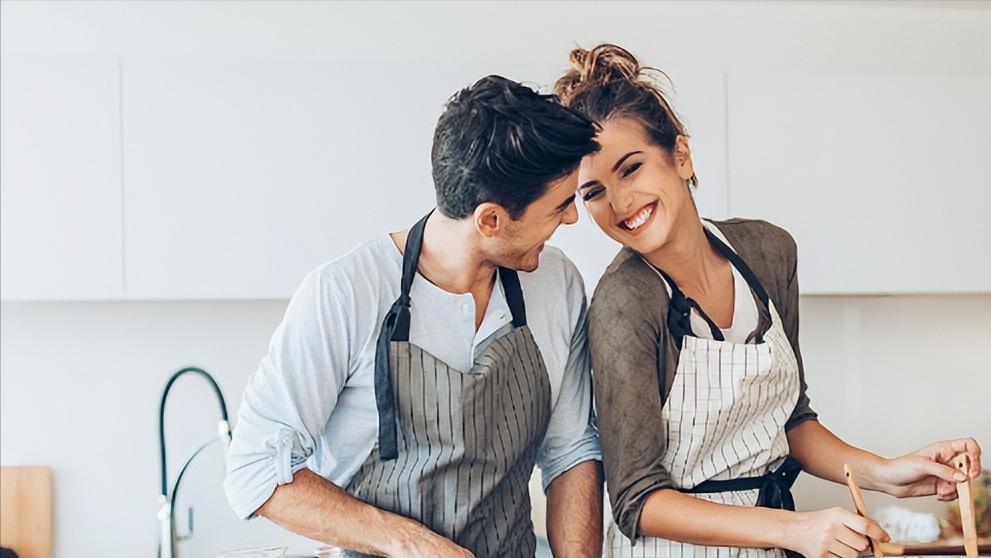 女性“下面”干涩，难免影响夫妻生活，医生：其实与4个因素有关