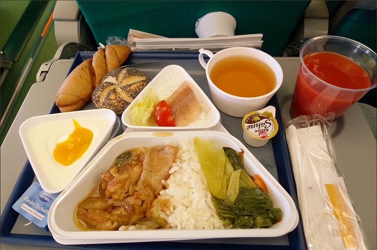 空姐吃飞机餐怎么处理,怎么处理空姐漏发餐食