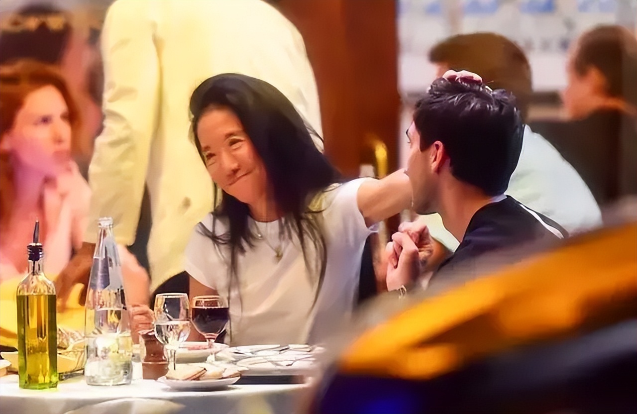 “时尚魔女”王薇薇：63岁离婚，与27岁小鲜肉热恋，她活成了女王