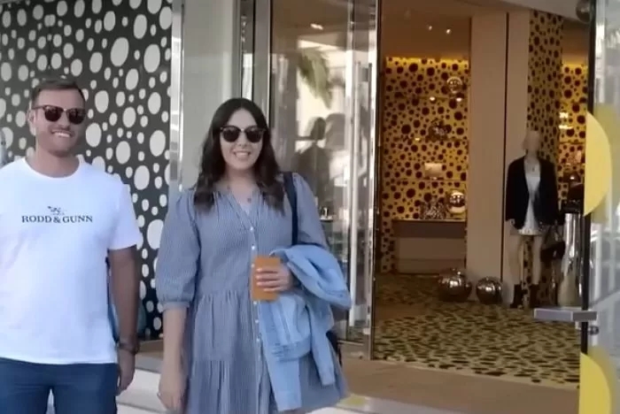 毫无负担地购买名牌包或衣服的人的年薪是多少？