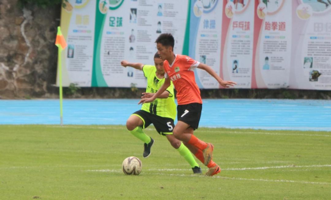 以赛会友，佛伽足球少年绿茵场上“秀脚法”