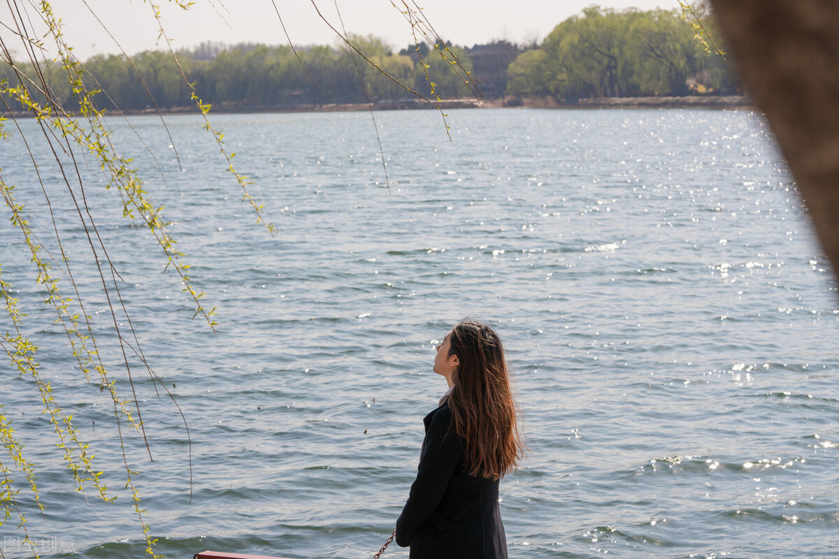 35岁富婆自述：孩子出生9天丈夫入狱，以死相逼求我养前任和孩子