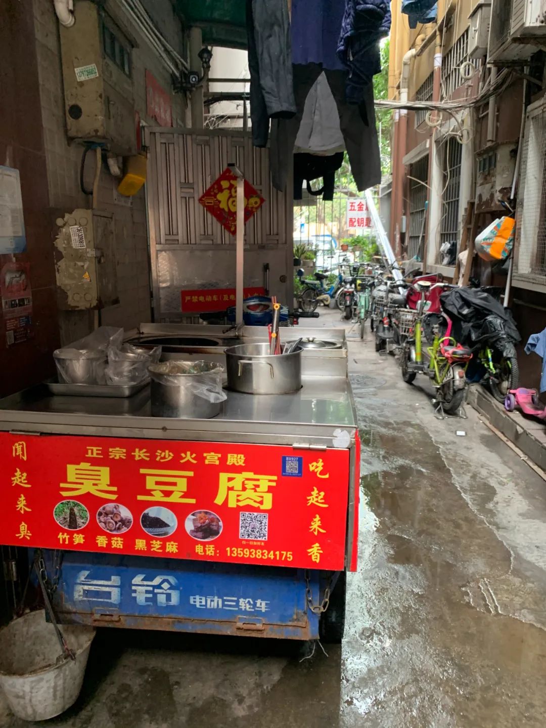 我在深圳卖小吃,在广州摆摊卖臭豆腐一个月挣多少