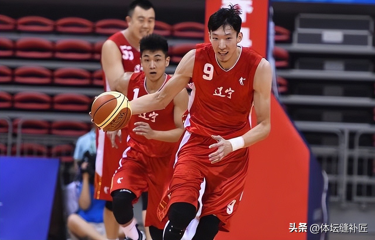 周琦亚洲杯给粉丝签名,周琦亲签照片