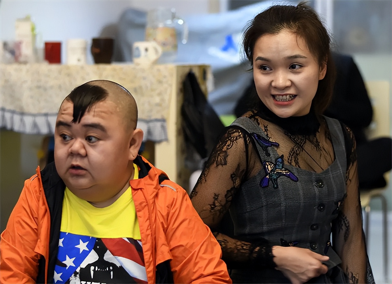 重庆1米2小男人娶1米65女演员，买7套房开豪车，却担心孩子长不高