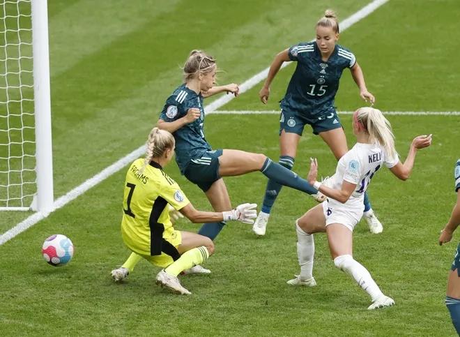 英国女球迷脱球衣庆祝,英格兰女球迷当众掀开球衣