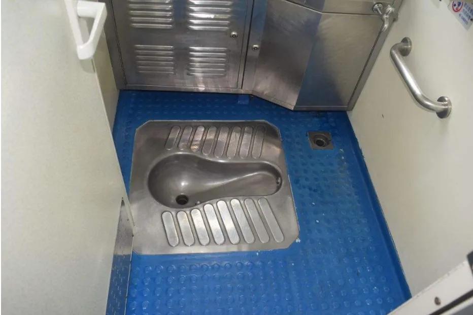 火车上排便排到哪里去了,火车粪便直接从厕所排到轨道上吗