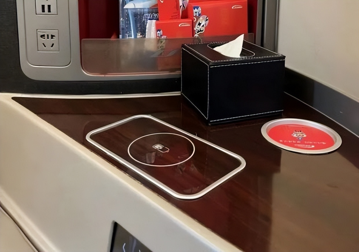 火车上手机没电可以去软卧充电么,在火车上手机怎么充电