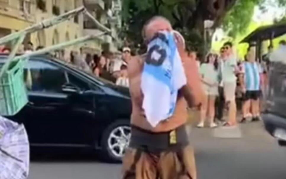 阿根廷夺冠流浪汉球迷反应,阿根廷男球迷掀起球衣疯狂庆祝