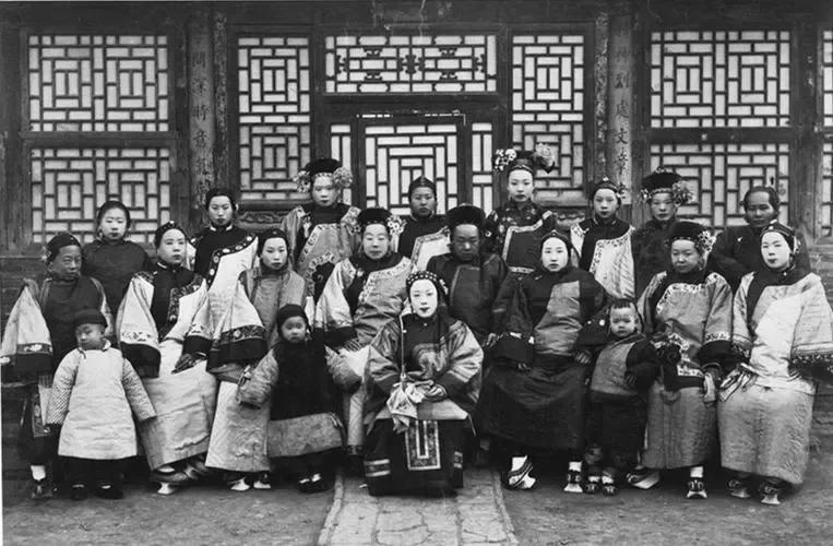 红楼梦的三个缠足的女人,红楼梦中女子裹脚了吗