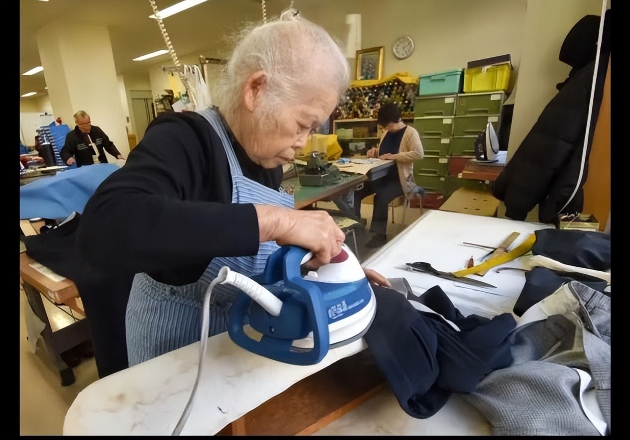 日本老人七八十岁还继续工作,日本老人退休后还继续打工