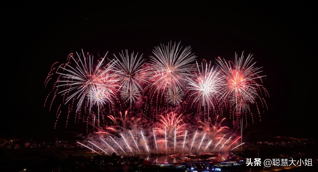 一场烟花登顶热搜！满城美食火成顶流，这座夏日小城太宝藏了！