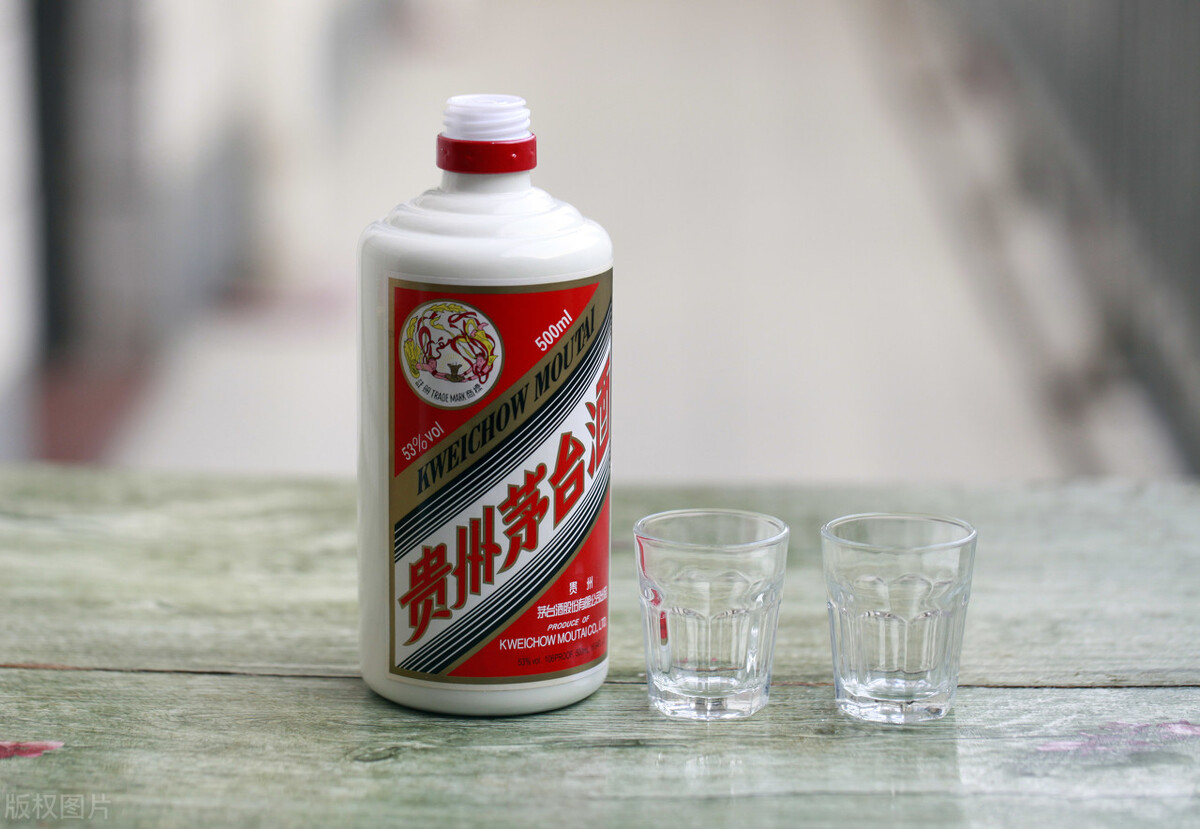 女子腿绑14瓶茅台入境,女子携带14瓶茅台