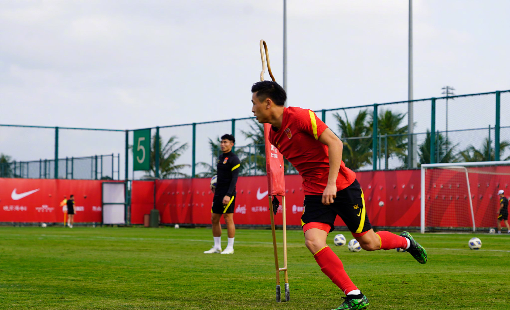 国足1比3越南李霄鹏发言,国足1比3不敌越南李霄鹏