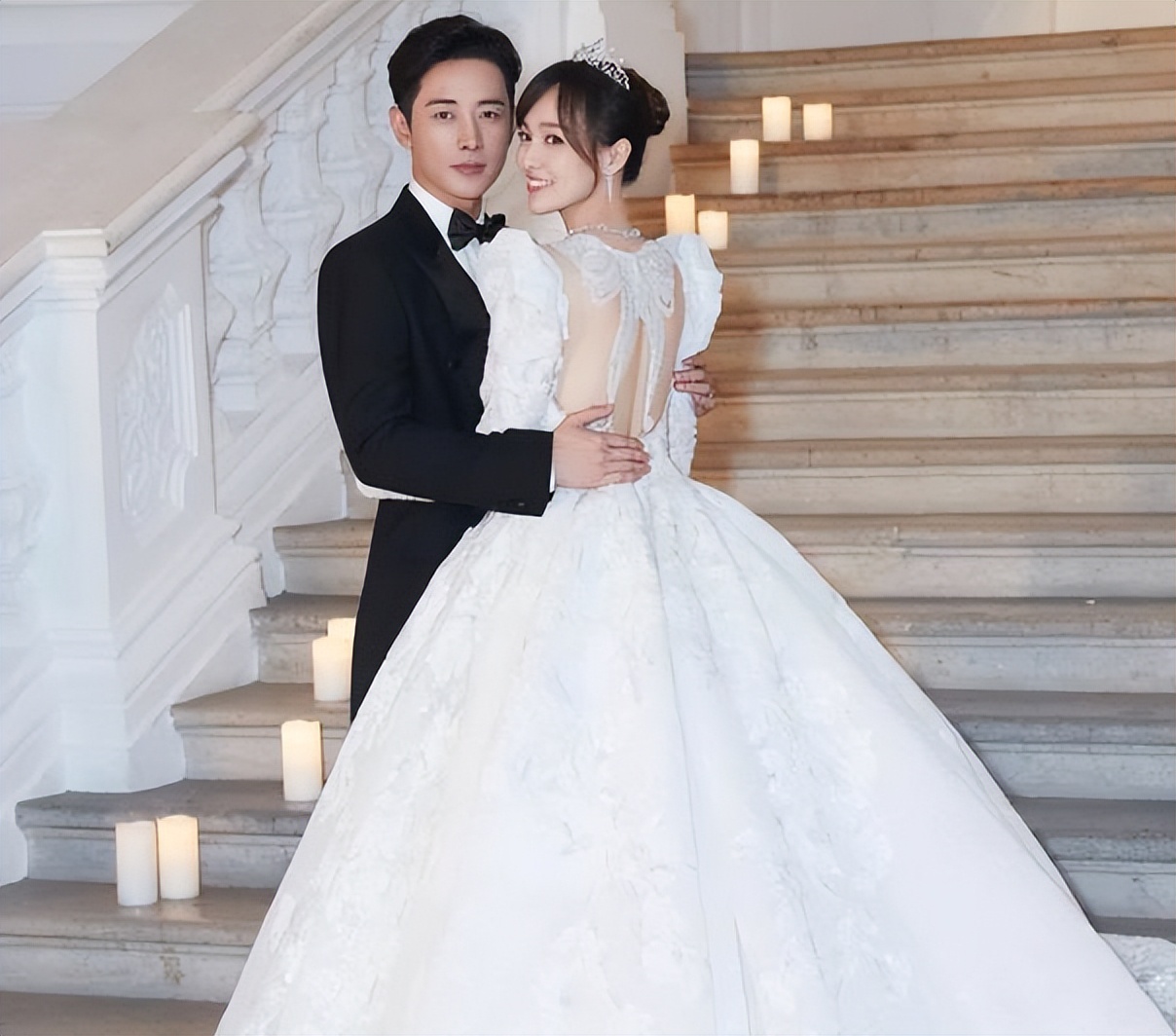 “花钱如流水”唐嫣：一个手机壳价值四万，她为何频穿假货走秀？