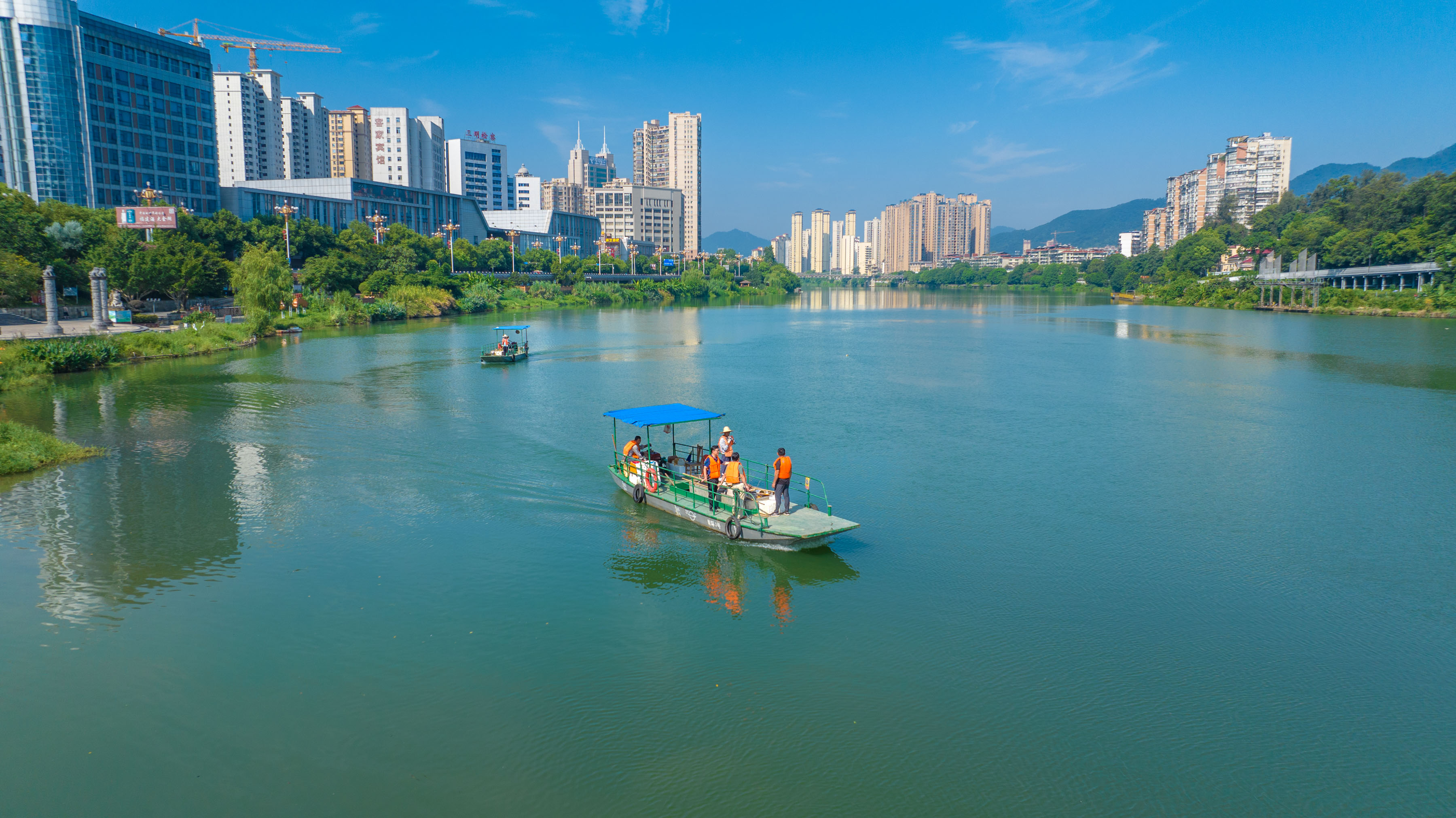 三元：烈日下的沙溪河“清道夫”汗水浸透衣衫，守护“一汪碧水”