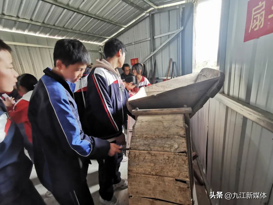 湖口学宫举行孔子圣像揭幕仪式,彭泽县令陶渊明雕像