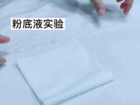 “天价”羽绒服越洗越薄？20年经验的家政阿姨提醒：别再用清水洗，这样做干净又保暖