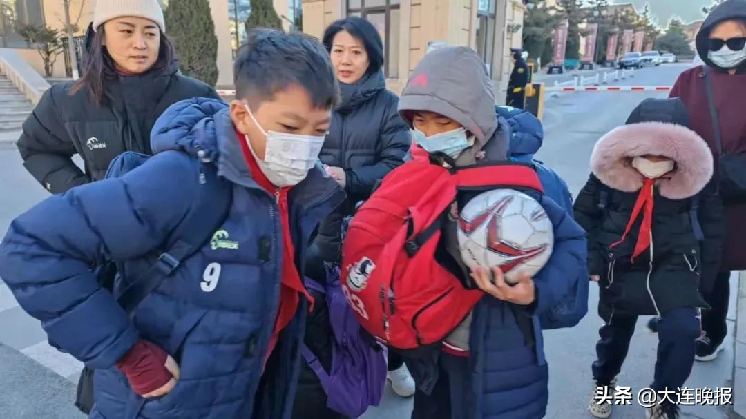 太阳当空照花儿对我笑完整版,太阳当空照花儿对我笑儿童歌曲