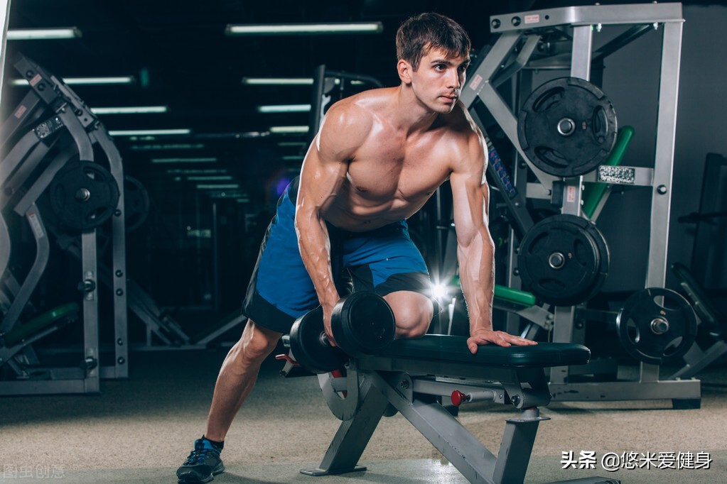 100斤瘦人增肌增重哑铃详细计划,瘦人怎样锻炼增肌