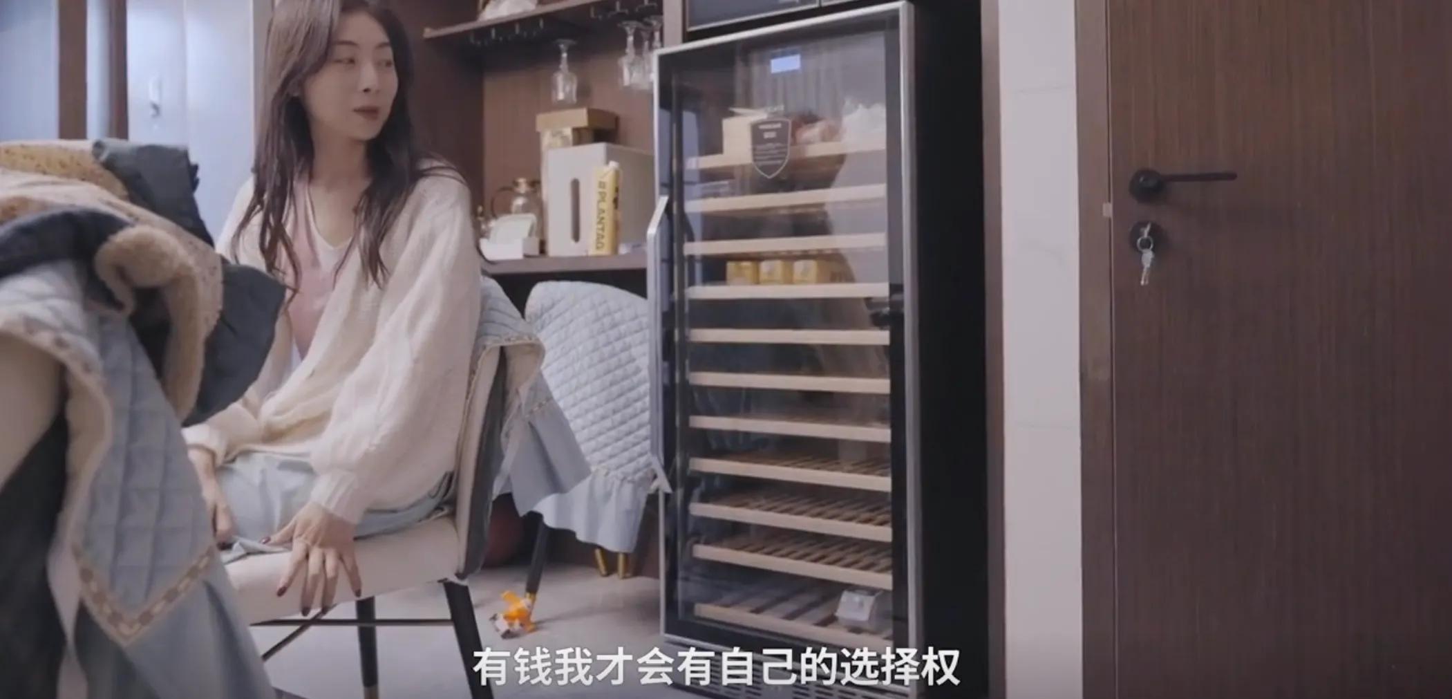 女模特10万元养三胞胎,30岁女模特生下三胞胎