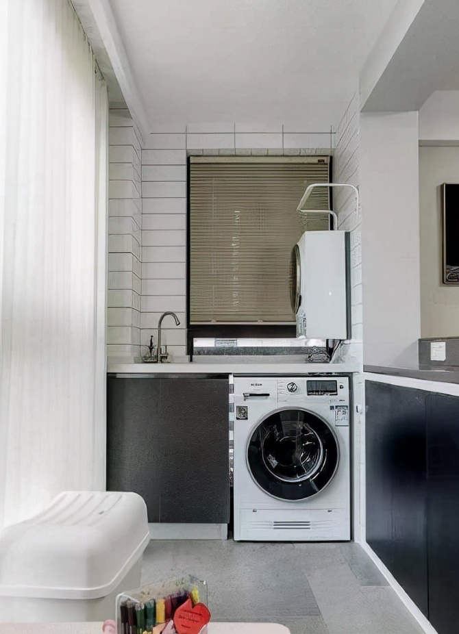 家里的阳台装修成洗衣房,客厅的阳台改造成洗衣房