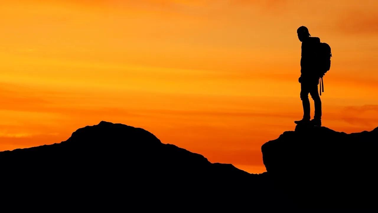 普通人怎么从摆摊赚到人生的100万,年轻人摆摊是如何月入过万的