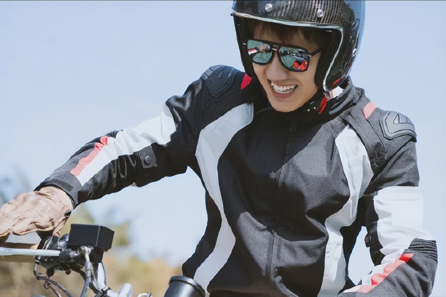 明星私下骑摩托,哪个明星最爱骑摩托车