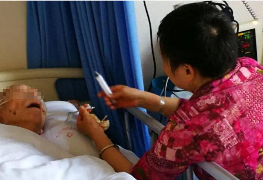 临终老人被强行抢救,癌症晚期昏迷插胃管