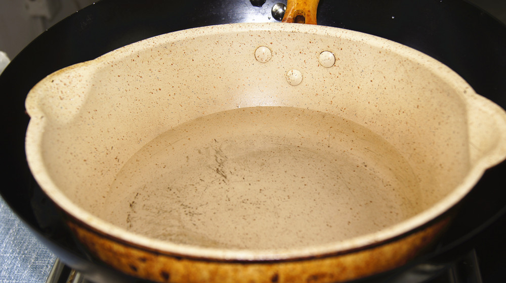 家里锅底黑垢难清除有什么好办法,不锈钢锅怎么清洗锅底污渍