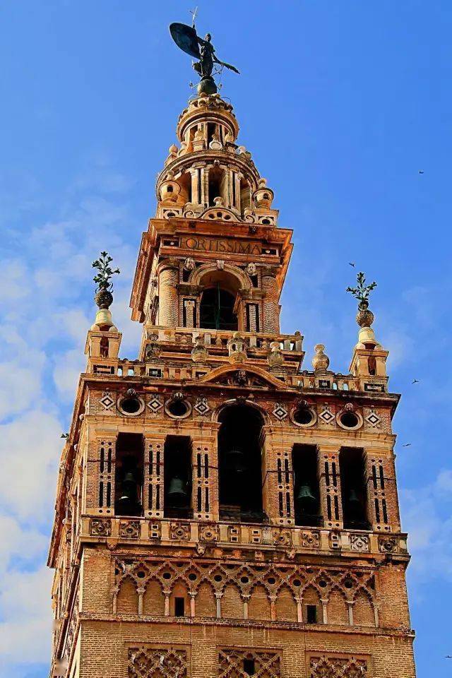 西班牙的建筑风格，反映出西班牙文化怎样的特点？