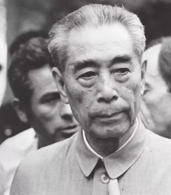 他因太像周总理，看了他的电影*颖超邓**激动落泪，后被邀请做客