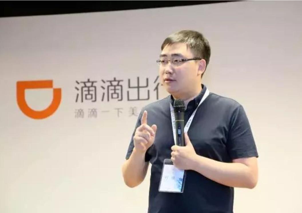 滴滴出行的程维赚的是什么样的钱,与滴滴出行创始人程维并肩而立